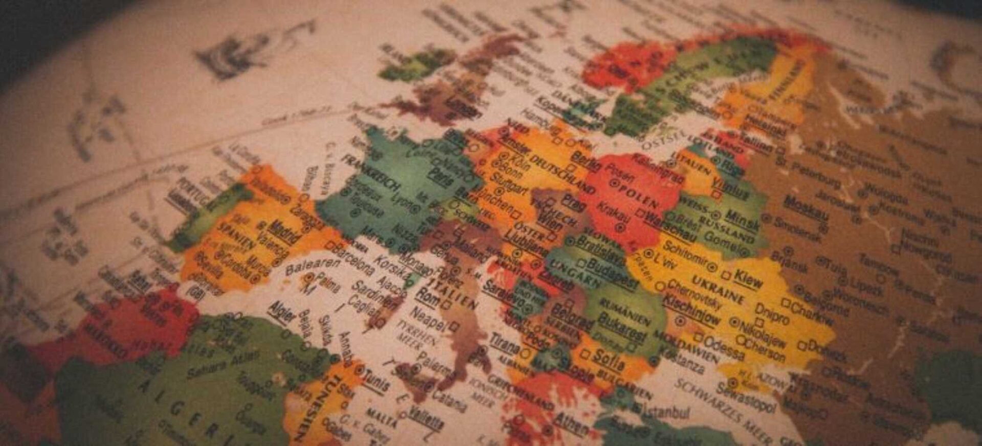 Auf einem Globus liegt der Blick auf Europa.